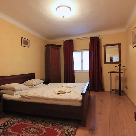 1 Bed Flat - Sleeps 3 - Courtyard - Wifi Praha